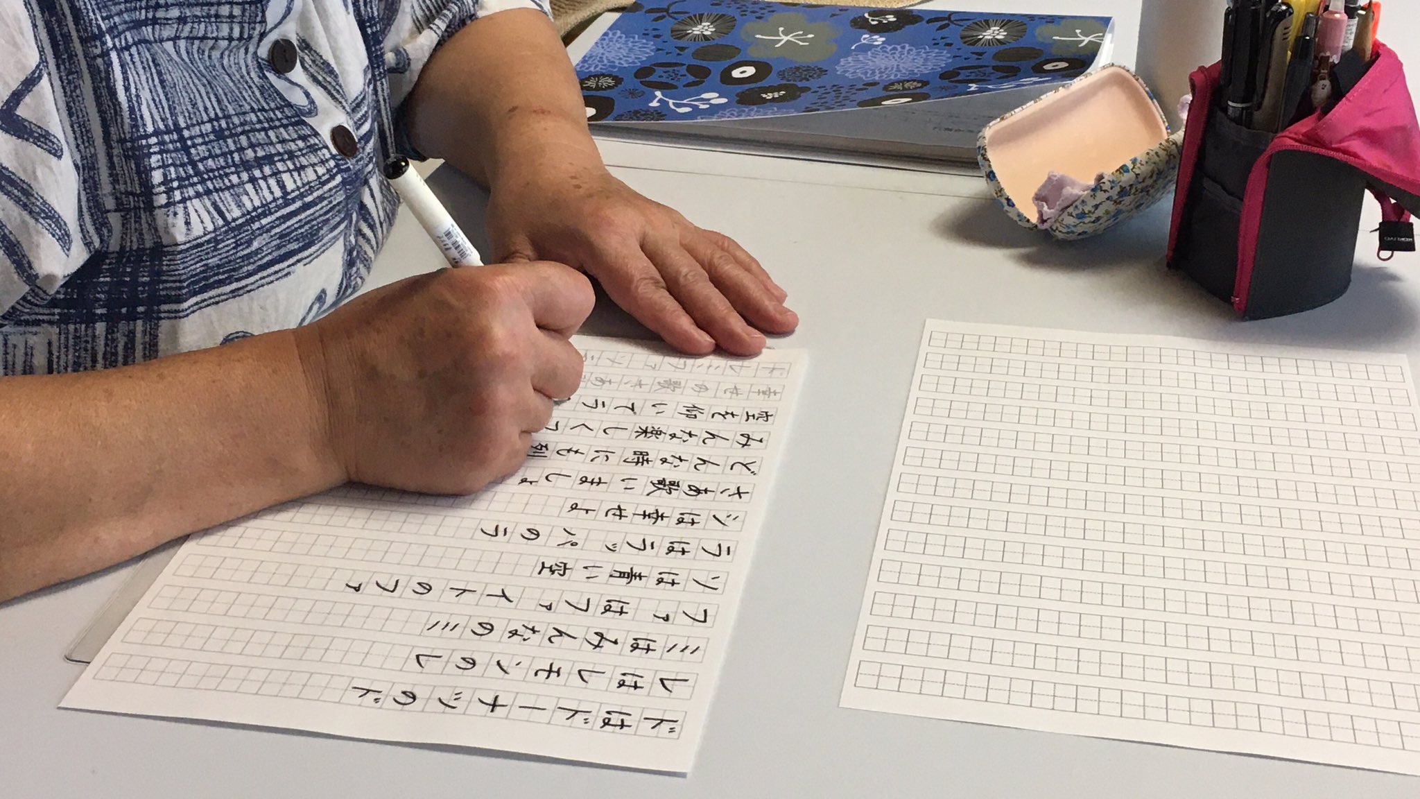 伊藤 恵 美文字教室 カタカナを練習で ドレミの歌 が題材 は は結びの形に注目 ん は真ん中のお山を尖らせて 青 歌 書き順注意 最初のなぞり練習が終わると 手が痛くなった と言われるくらい 真剣に書いてくださいました 美