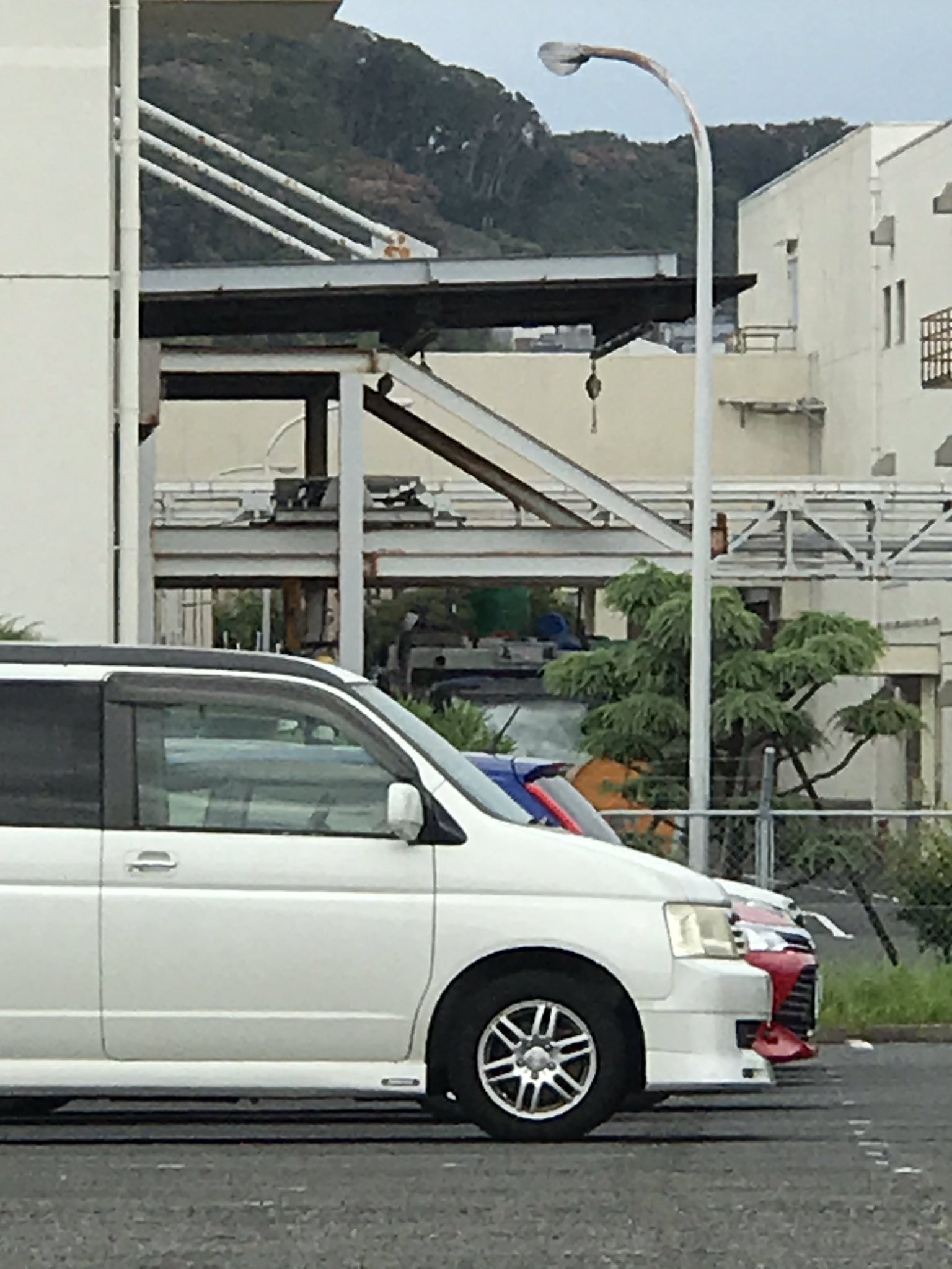 ピースムーブ ヨコスカ 続報 核燃料輸送の積込中 Gnf J久里浜工場 左の建物からフォークリフトで運び出される核燃料容器が 青いトラックに載せられています トラックは数台め 上組という会社名が読めます いつも請け負っている会社です T Co