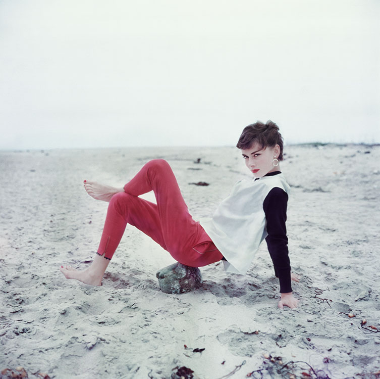 Belgian-born British actress #AudreyHepburn is photographed for Life magazine during the filming of 'Sabrina' in Malibu, CA, September 1953. #Photography by #MiltonHGreene (@TheArchivesLLC) : iconicimages.net/photographers/…