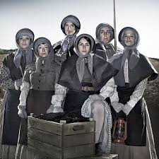 Next a group of women: the Bondagers, coerced into unpaid labour they often were offered as a 'bonus' to their husband's paid work - that continued in farming communities into the 20th century. Sue Glover wrote a play about them. The 2nd pic is the cast from  @lyceumtheatre/3