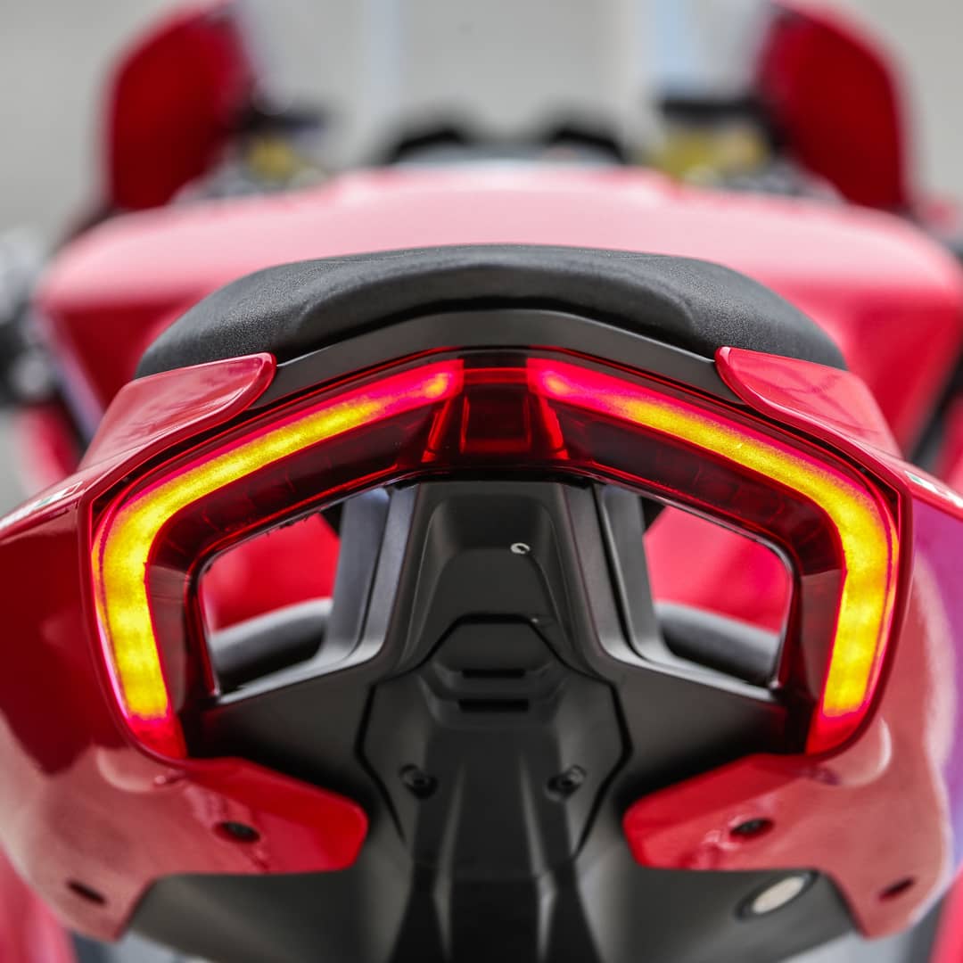 Ducati Panigale V2 launched at Rs 16.99 lakh ex-showroom! 😅
- 955 cc L Twin engine
- 155 HP @ 10,750 RPM
- 104 Nm @ 9,000 RPM
- Quick Shifter (Up/Down)
- 6 axis IMU
- Kerb weight 200 kg
#panigalev2 #panigalev2india  #ducatipanigalev2 #ducatipanigale #panigale #ducati #iamabiker