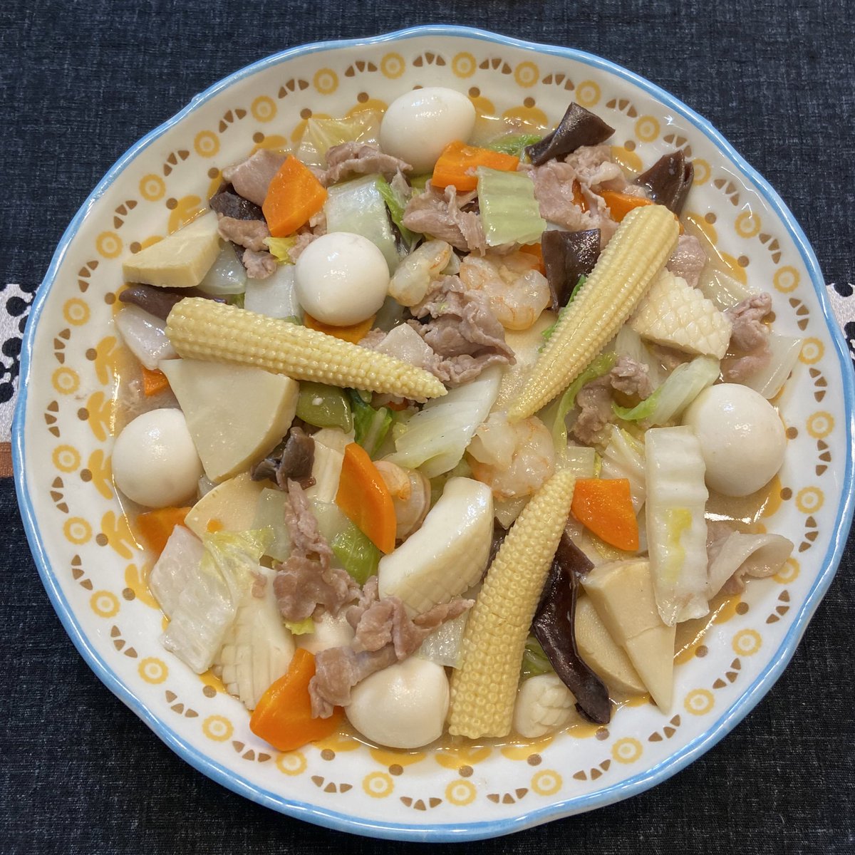 お仕事お疲れ様でした✨(*˘︶˘*).｡.:*♡💕今日の晩ご飯です🍚（彼女さん用）八宝菜🥚🥬手作り焼き餃子🥟トマト🍅と玉ねぎのサラダ🥗たこ🐙ときゅうりの酢の物🥒（作り置き）ゴーヤ炒飯🍚ねぎと海苔のスープ🍲を作りました👩‍🍳💕
#ポコちゃん御膳
#おうちごはん
#Twitter家庭料理部