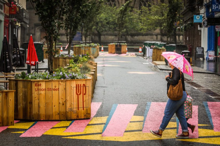 Look at this amazing street mural that has been painted in Dundee. The project to pedestrianise the area is being led by @DesignDundee. DJCAD Graduate Callum Laird @thisiscals designed the mural alongside local businesses &amp; residents. buff.ly/2Qsz1Oa

IMG: <a href="/DC_Thomson/">DC Thomson</a>