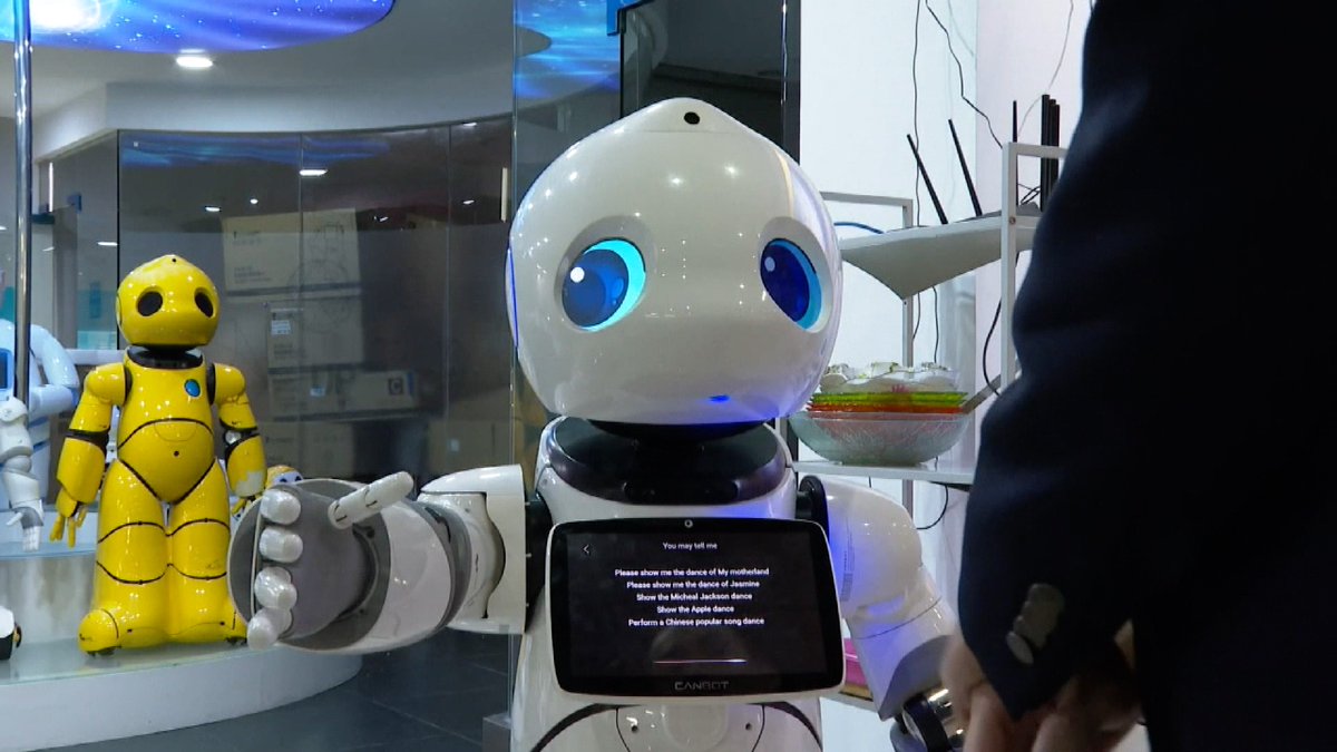 ZoomNet_tve's tweet photo. Ahora más que nunca, #IA y robótica van unidas. Te contamos cómo las empresas españolas de #robótica están desarrollando esta #tecnología frente a la pandemia. 🙌👏

#ZoomNetVerano 🔌☀️ #technology #trends #digitaltrends #tech #tv #tvshow #ZoomNet #future #gadgets #tve https://t.co/VBtr5HNEEk