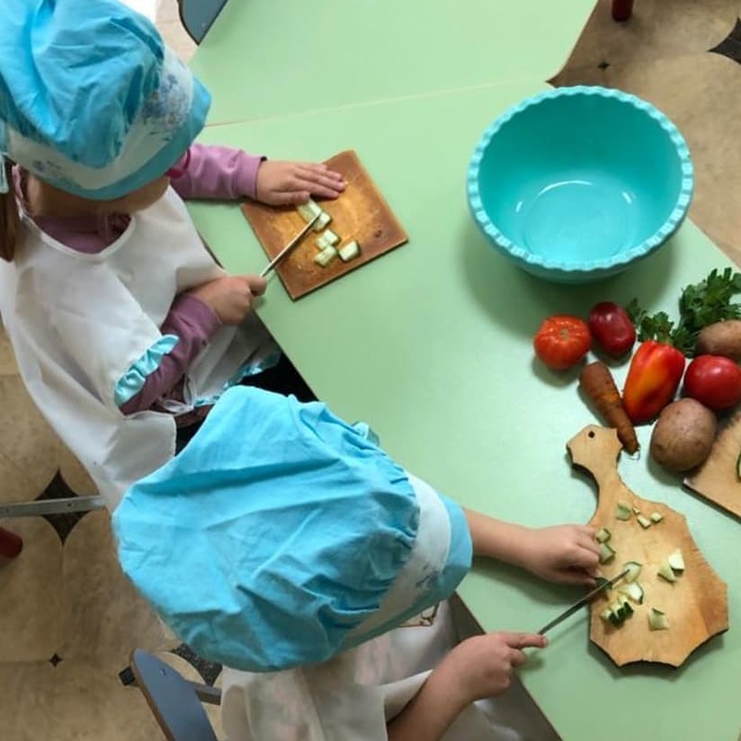 Взялись дружно мы за дело, скоро ножики стучат…
Из-под наших рук умелых получается салат.
Измельчили всё, что было: и морковь и огурец.

Всё мы в блюдо положили, соль и масло под конец.

Что за блюдо получилось?
Не салат, а красота!
СТАРШАЯ ГРУППА. НИКИТИНА Т. В.