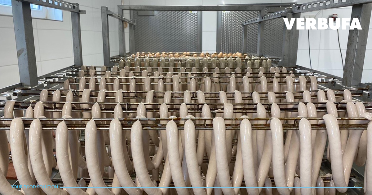 Net geproduceerde worsten hangen klaar om gerookt te worden.

#ambachtelijk #rookworst