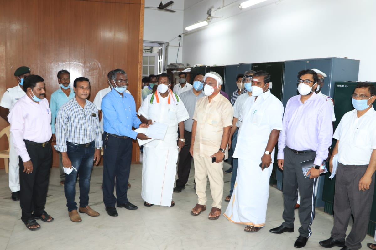 ExcmPuducherry's tweet image. Representative from TATA Foundation named Dr. Leela Shankar (Chennai Migrant Task Force) met HCM Shri @VNarayanasami &amp;amp; handed over 10 Ventilators, 2500 PPE kits, 30,000 N95 Masks for the Health Department as #COVID19 relief material at Legislative Assembly. #Puducherry .