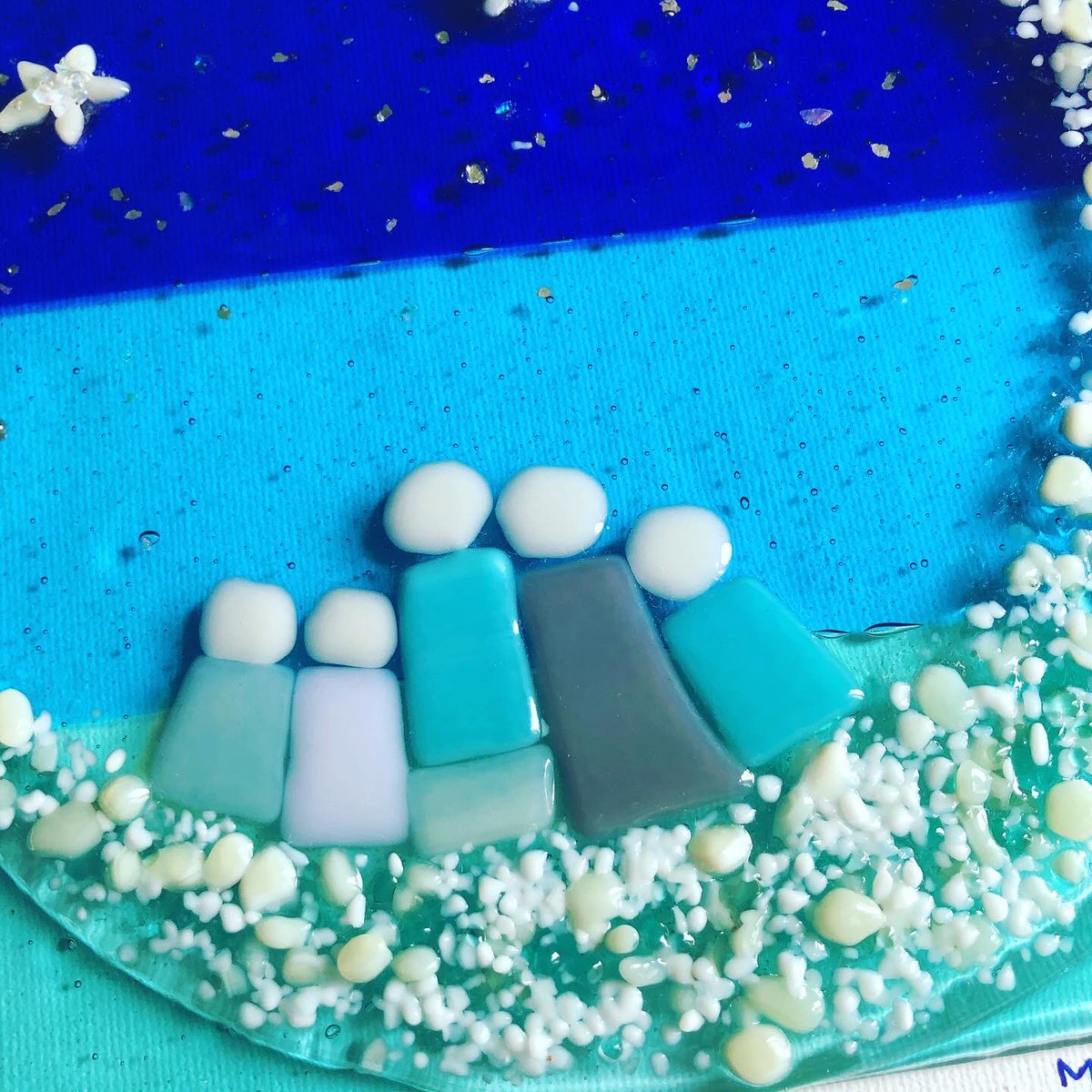 treptowglass's tweet photo. Here a special commission, a surprise gift from a husband to his wife, depicting their family with some very special symbolisms in the three stars in the Sky. ❤️

#commission #stars #starrysky #nightsky #stillbirth #family #familypicture #miscarriage #memories #remembering #love https://t.co/rDDC5dSvyZ