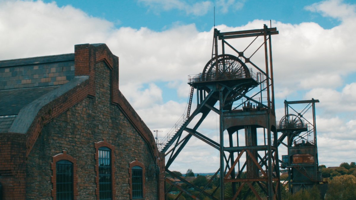 THREAD: Why the Valleys Deserve BetterThis is Penallta Colliery in Cwm Rhymni. It was built between 1906 - 1909 by the Powell Duffryn Steam Coal Company, which was once the largest coal mining company in Wales.