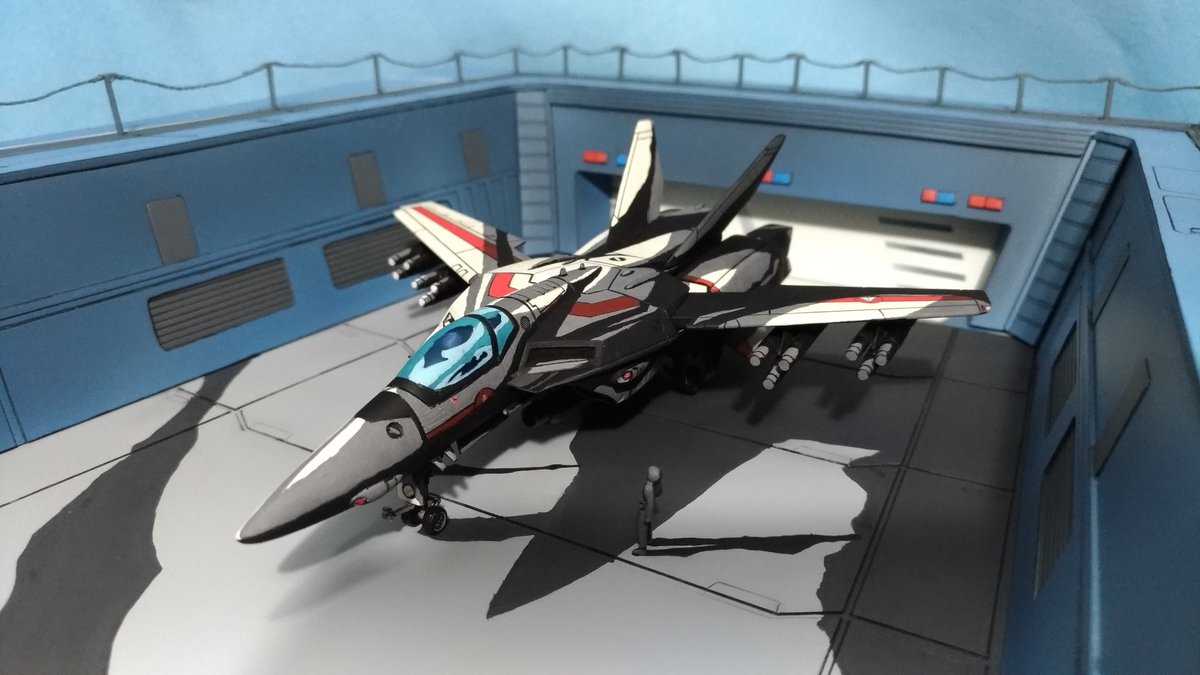 Annkoromoti Waveファイターバルキリー Tvオープニングバージョン完成しました バルキリーはアニメ塗りでの表現 台座は劇中のようにパース表現で製作しました なかなか悩ませられましたが どうにか出来ました マクロスモデラーズ イラスト風模型