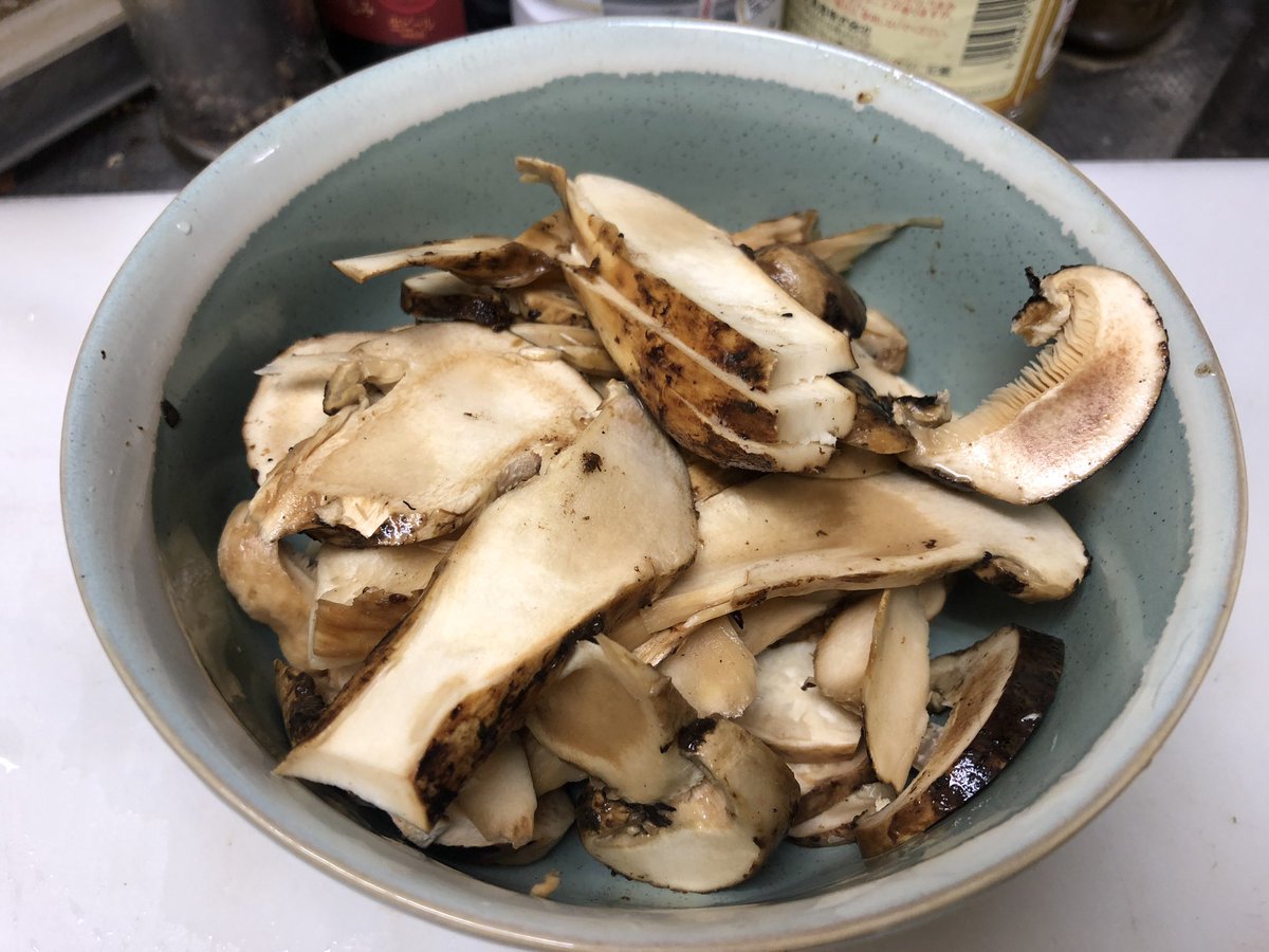 ট ইট র Lala 本日のメイン 食材 国内産ではない松茸 最後の2箱を千円で売ってたが買い手がつかず800円で良いと言うので買ってみた 香りは日本の松茸とは別物 鰹節みたいな臭い 取り敢えず半分を混ぜご飯にしてみる