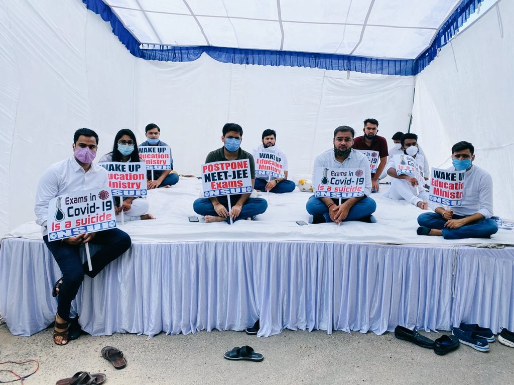 INCRizwanKHAN's tweet photo. जो छात्रहित की बात करेगा 
वह�� देश मे राज करेगा
 
1. #PostponeNEETJEE
2. #Feewaiver
3. #NoExamsInCovid19.

#AntiStudentModiGovt #HungerStrikeForStudentsSafety #PostponeNEETJEE_Tod
@Neerajkundan https://t.co/wgDXuAvn6A
