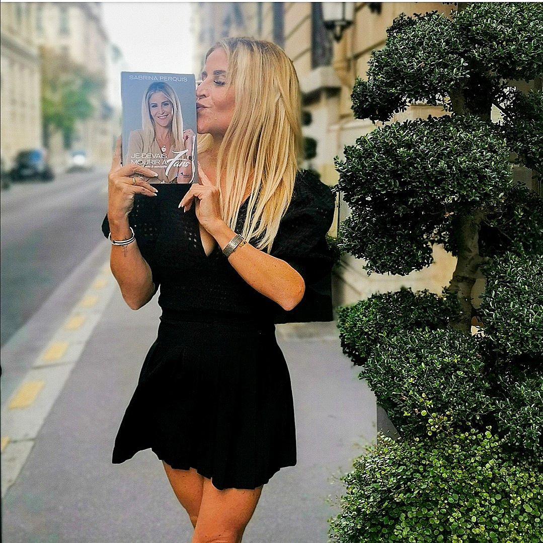 OfficielSabrina's tweet photo. "Je Devais mourir à 7 ans"... Je n'ai pas de mots assez forts pour exprimer ce que je ressens... 
Le 3 septembre il sera disponible partout.... 😍 Et Toujours dispo en pré commande... sur chaque livre  1 euros sera reversé à l'association Grégory Lemarchal ❤️
@HugoetCie https://t.co/QCh7sDvdCI