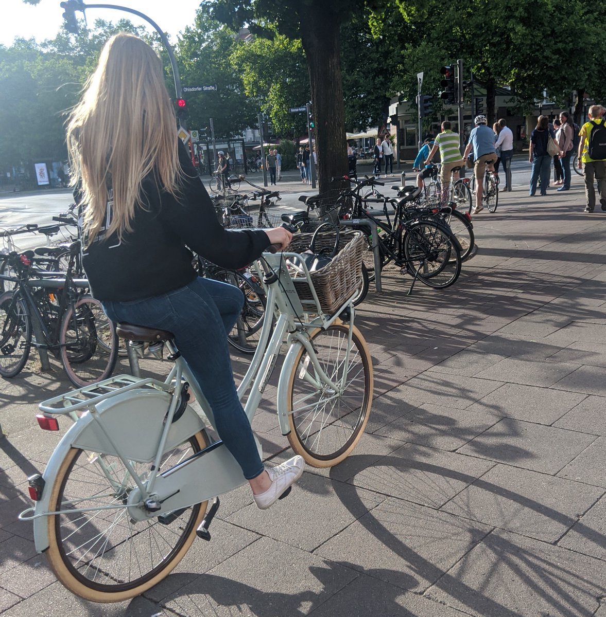 CyclopBikes's tweet photo. Happy #humpday 🐫

#DailyDutchBasic spotted in the wild! in #Hamburg exactly! Hamburg is a such a great cycling city with #Dutchbikes everywhere 😍 #cyclingcity #greenliving #cleanair #cycleeverywhere #cyclealot #transportfiets https://t.co/4ZAxpK8B8Q