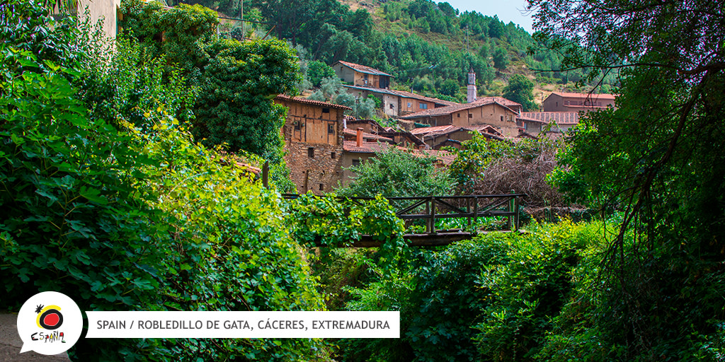 EspanaEnLatam's tweet image. El casco antiguo de #RobledilloDeGata está declarado Bien de Interés Cultural, ¡y no es de extrañar! 😍 Casas de pizarra y adobe 🏘, túneles y pasadizos, ermitas ⛪, ¡Es un lujo recorrer este pueblo de la #SierradeGata, en #Cáceres!

👉 bit.ly/39ObLTQ

#BackToSpain
