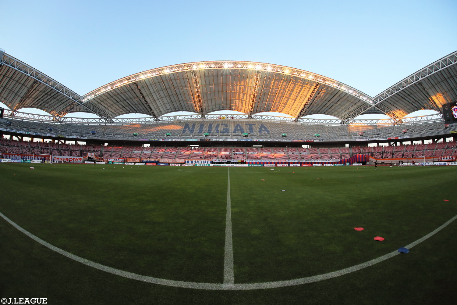 ｊリーグ 日本プロサッカーリーグ 夏のスタジアムから見える夕焼けは別格 皆さんはどこのスタジアムの夕焼けが好きですか ぜひリプで写真と一緒に教えてください ｊリーグ ｊリーグあいさつ 木曜日 T Co Tjw8sjns0v Twitter