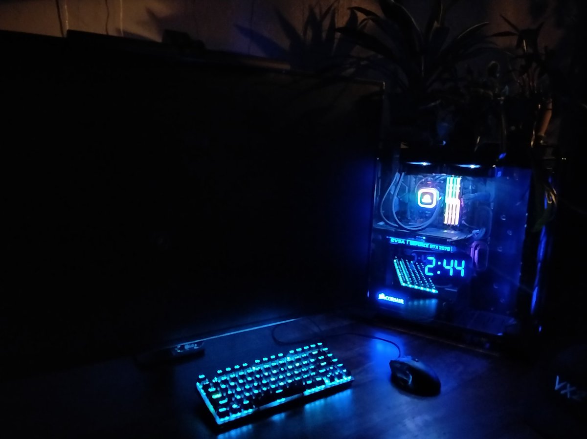 Late night editing vibes. Loving my new PC build but it's time for some zzzzzzz. I have to break this bad habit of working late. I just feel more inspiration at night.