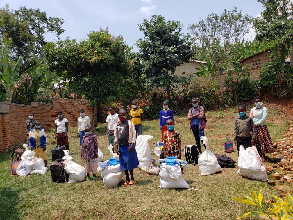 Sfrwanda1's tweet photo. Phase4 of food relief n Hygiene support was delivered to all our child headed household beneficiaries in @RusiziDistrict n @Nyamasheke,since #covid19lockdown #SFR in partnership with #HumanHelpNetwork have closely monitored the lives of these #CHH in all aspects
@Aktion_Tagwerk https://t.co/TkgCam19Pj