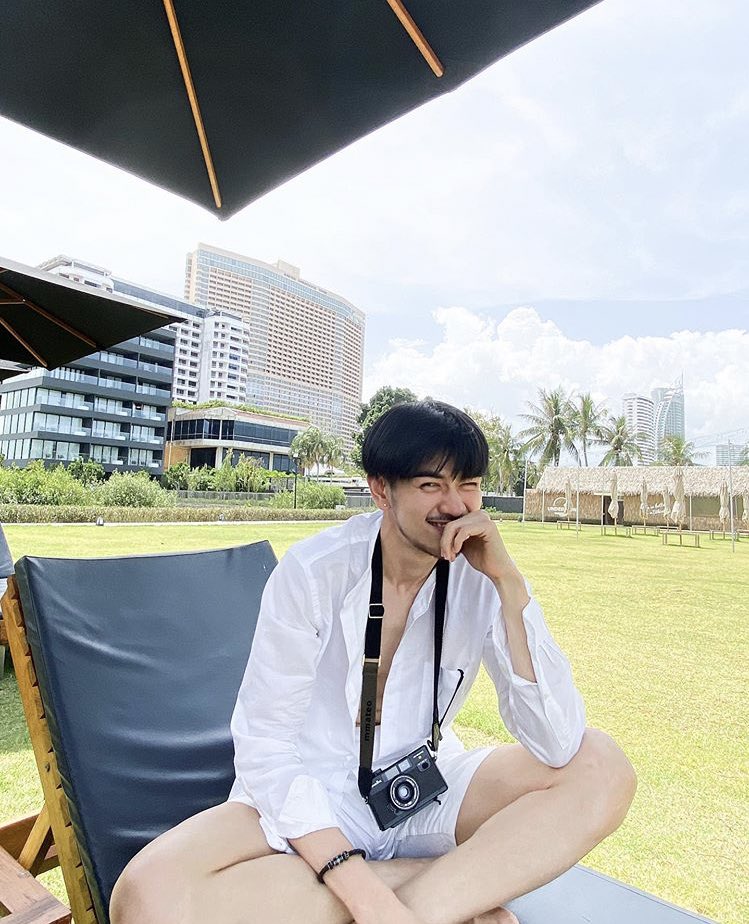 MikefanMikeJ's tweet photo. 〘2020.8.26〙
　cr.mmikesiri ツイート,IG

IGの方は“fifty shades of summer“50通りの夏です。
ちなみにこのfifty shades of…はアメリカの映画であり原作はイギリスの小説である“fifty shades of gray“からきていると思われます😉🧡

#MikeChinnarat
#mmuses https://t.co/4qIgOPvYks