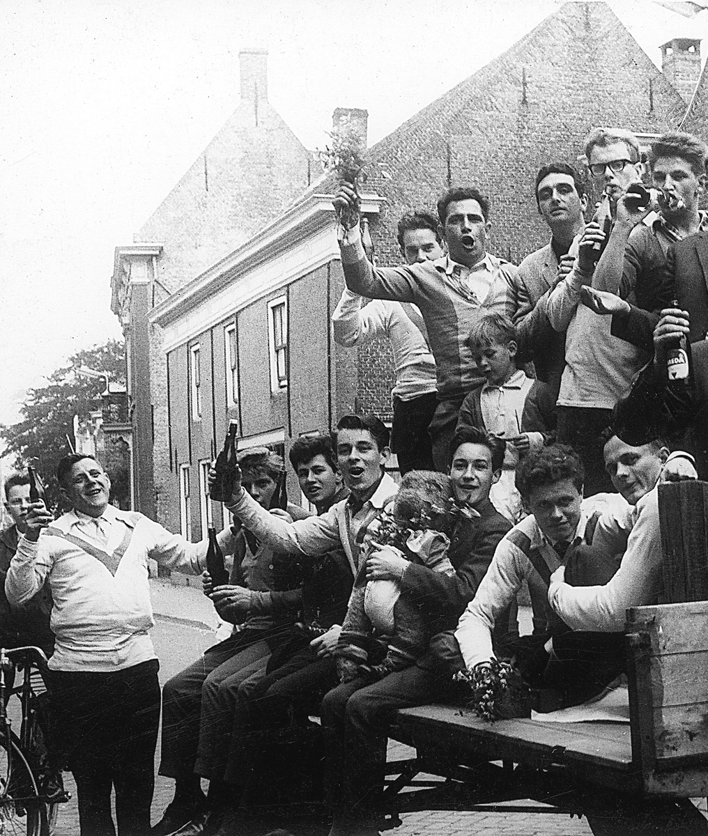 RKCWAALWIJK's tweet image. 📣 𝙊𝙥𝙧𝙤𝙚𝙥!

💛💙 Wat is jouw allermooiste herinnering uit 8️⃣0️⃣ jaar #RKC? Laat het ons in de comments weten!