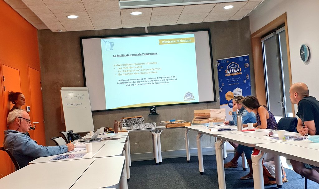 Ecole des Hautes Etudes en Apiculture (@eheapiculture) on Twitter photo 2ème journée de formation courte à l'<a href="/EHEApiculture/">Ecole des Hautes Etudes en Apiculture</a>
De l'#apiculture de loisir aux techniques professionnelles
Nous abordons ce matin
Itinéraire technique de l'#apiculteur
Le #cheptel et son #environnement
Les objectifs fixés 2ème journée de formation courte à l'<a href="/EHEApiculture/">Ecole des Hautes Etudes en Apiculture</a>
De l'#apiculture de loisir aux techniques professionnelles
Nous abordons ce matin
Itinéraire technique de l'#apiculteur
Le #cheptel et son #environnement
Les objectifs fixés