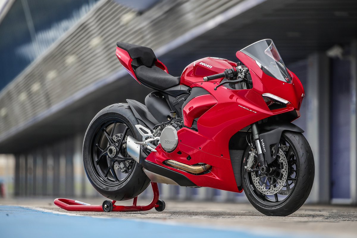 BWAutoworld's tweet photo. #DucatiPanigaleV2 launched at INR 16.99 lacs &amp; bookings open, with immediate deliveries. Equipped with a BS6 955-cc twin-cylinder #Superquadro engine also Ducati Quick Shift (Up/Down), latest EVO 2 strategy Ducati Traction Control and DQS, and an all new single sided swingarm https://t.co/2Ric5Aq3oC