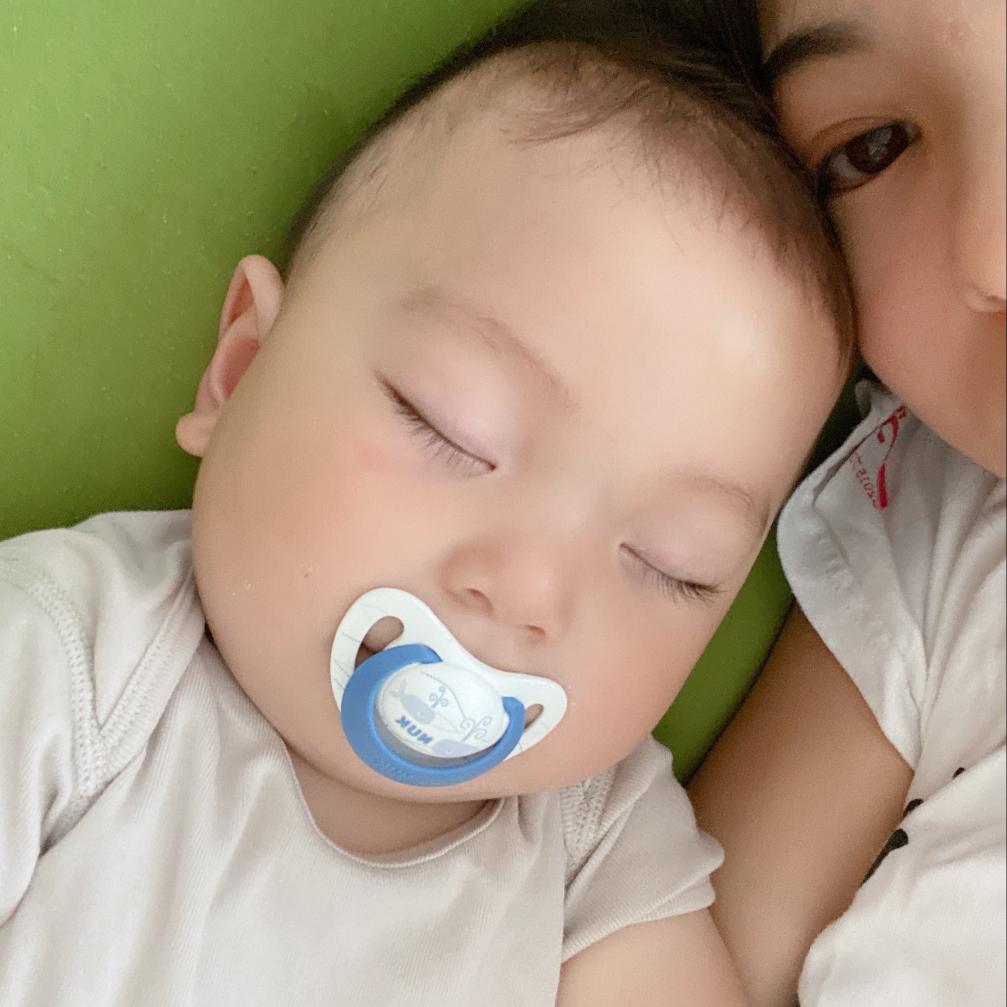 Twitter 上的 こまさあや 因みに普段の寝顔はこんなに赤ちゃん赤ちゃんで可愛いのですが寝てる間にほっぺをむにむにぶちゅっと遊ぶとこのおっさん顔が仕上がります T Co Xtzyisih7q Twitter