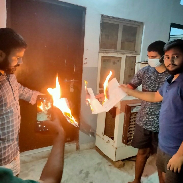 cyssofficial's tweet photo. छात्रों के भविष्य के अंधकार का स्वाहा ।
#NEET_JEE 
#AntiStudentModiGovt 
#HealthBeforeExam https://t.co/kJbgj1gEQH