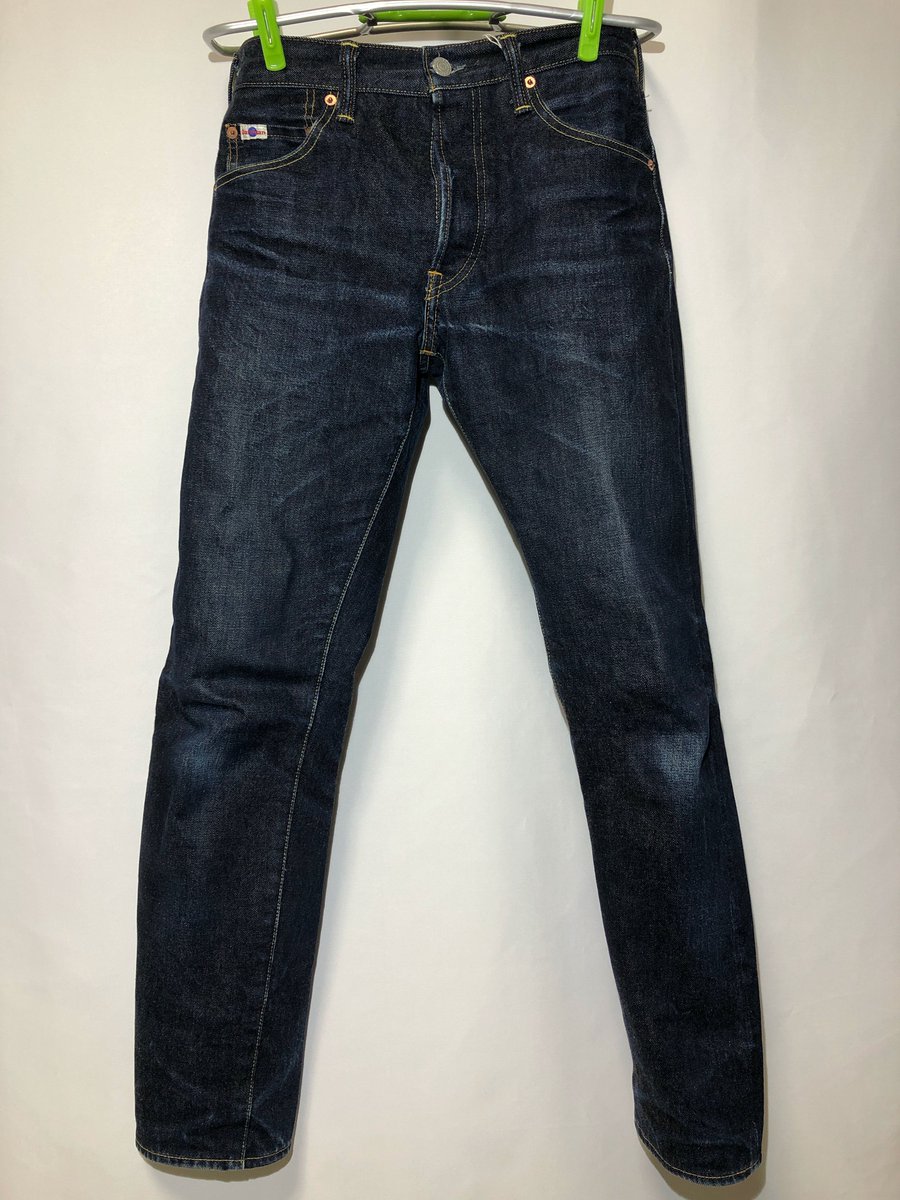 banbonlog's tweet image. しぶといとは聞いていたが、なかなか色落ちしない。
室内穿き、日本の住宅環境（和室）だと膝ばかり擦れてしまう。
炭鉱で働かなきゃ良い味出ないかしら🤔
#２年着用 #dartisan #ダルチザン #sd108 #ジーンズ ＃デニム  #色落ち