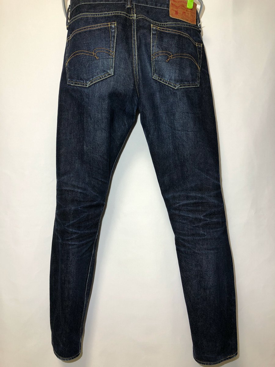 banbonlog's tweet image. しぶといとは聞いていたが、なかなか色落ちしない。
室内穿き、日本の住宅環境（和室）だと膝ばかり擦れてしまう。
炭鉱で働かなきゃ良い味出ないかしら🤔
#２年着用 #dartisan #ダルチザン #sd108 #ジーンズ ＃デニム  #色落ち