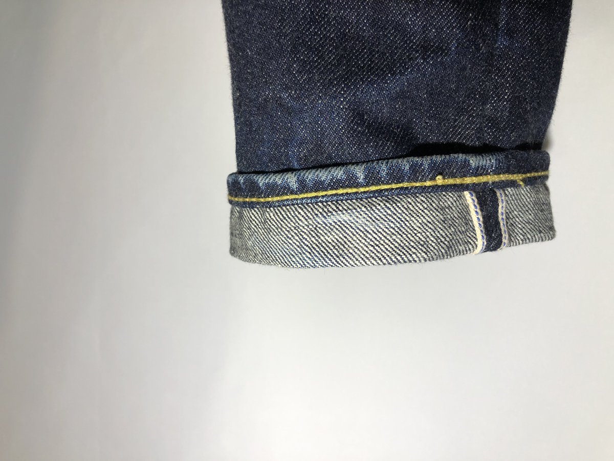 banbonlog's tweet image. しぶといとは聞いていたが、なかなか色落ちしない。
室内穿き、日本の住宅環境（和室）だと膝ばかり擦れてしまう。
炭鉱で働かなきゃ良い味出ないかしら🤔
#２年着用 #dartisan #ダルチザン #sd108 #ジーンズ ＃デニム  #色落ち