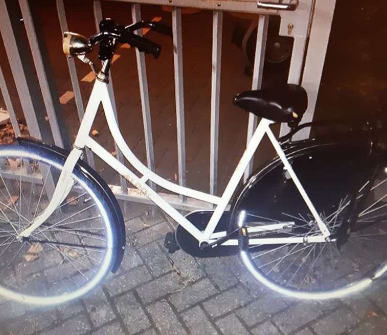 Fiets zoekt eigenaar De politie heeft een persoon aangehouden die een witte damesfiets gestolen bleek te hebben bij het station in Gorinchem. lees meer:..