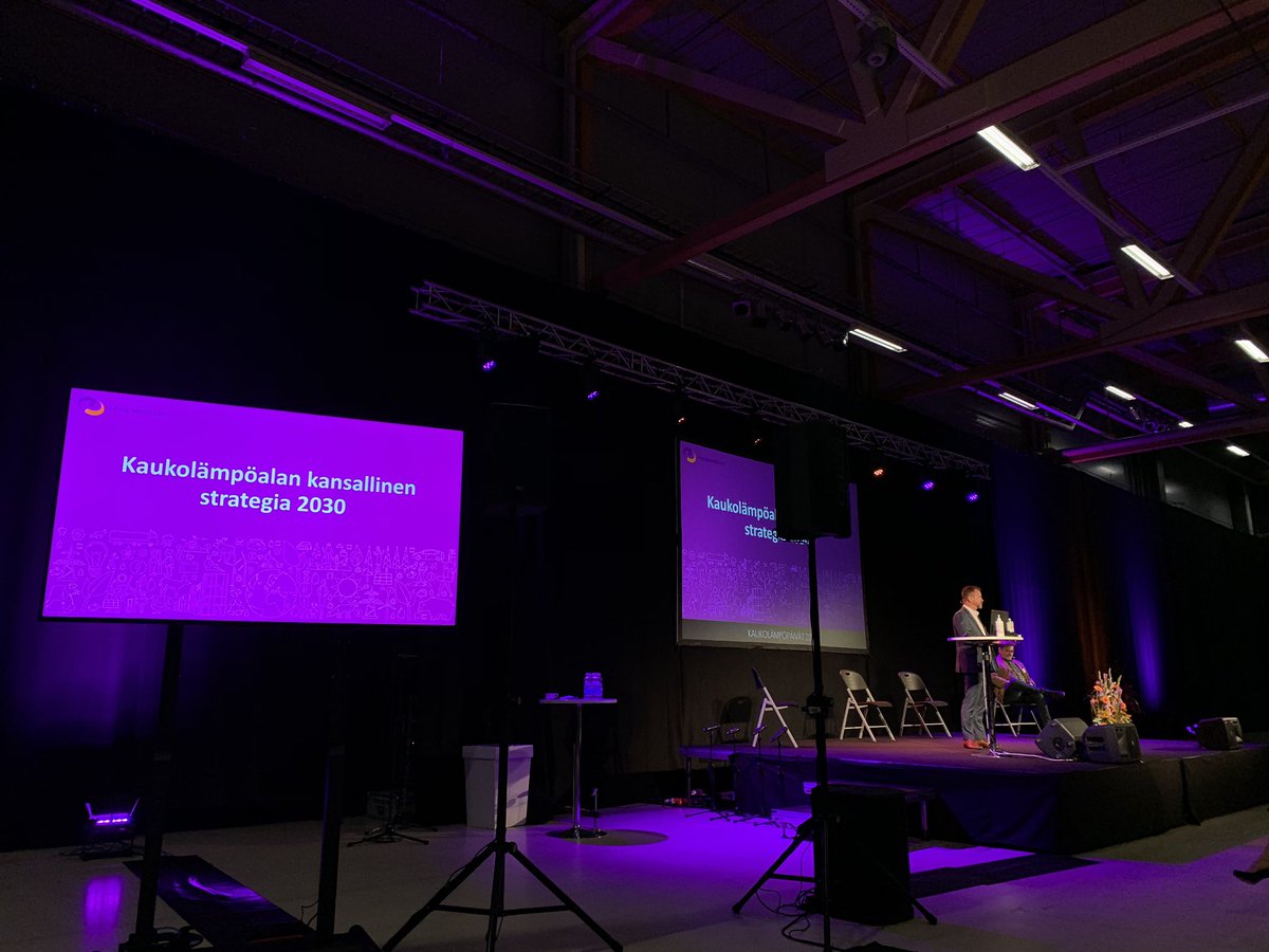 SiniHaara's tweet photo. ”Kansallinen kaukolämpöstrategia tukee alaa läpi #energiamurroksen 👏🏻
Energiateollisuus ry:n kaukolämpöpäivillä tänään julkaistu kaukolämpöstrategia piirtää vahvan vision alan kehityksestä seuraavan 10 vuoden ajalle.” https://t.co/JCN2X1BLWf #kaukolämpö #kaukolämpöpäivät https://t.co/KrwZ1emStL