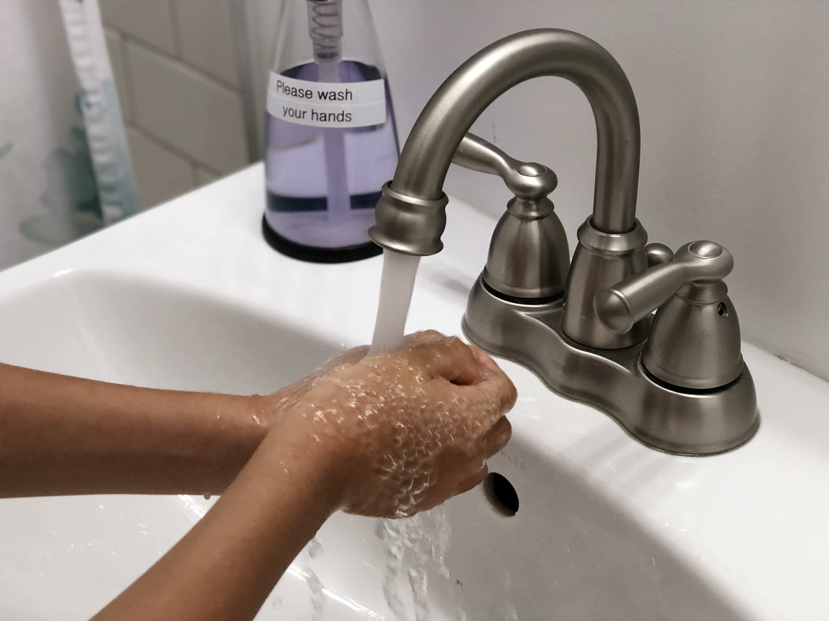 Fondation_Lamap's tweet photo. 🖐Comment aider les élèves à mieux comprendre l’épidémie de #COVID19 et comment aborder avec eux les gestes barrières dans le cadre de la #rentreescolaire ? Voici notre dossier spécial d'activités pour les cycles 2-3 et le cycle 4 ➡️https://t.co/CTa77tviqh https://t.co/jRAmbF224b