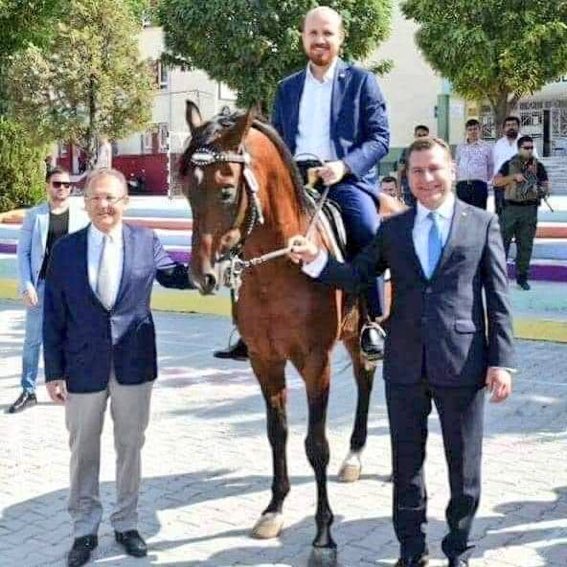 MBekaroglu's tweet photo. Atın yularını tutanların biri rektör, diğeri dekan.
İşte 21. yüzyıl Türkiyesi... https://t.co/zrCzCumgdv