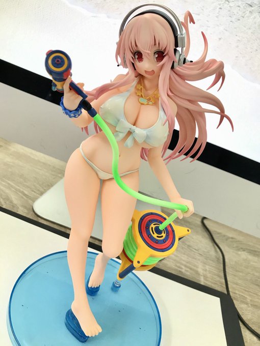 9月発売予定になった『すーぱーそに子 閃乱カグラPBS Ver.』の工場サンプルを監修しました!八重樫南先生(@yaegasinan )の描かれたメインビジュアルが立体感です!躍動感あって素晴らしいそに子です〜!🔫✨ #すーぱーそに子 #supersonico 