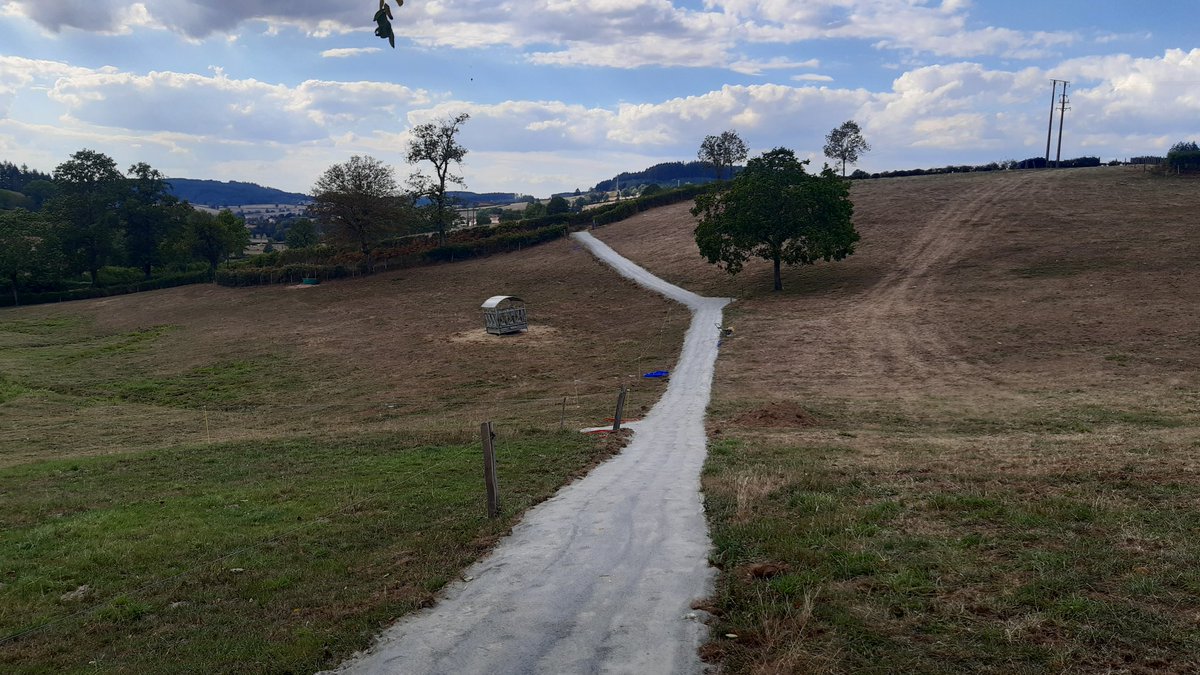 En ce moment c'est confection de chemins pour le pâturage des 🐄🐄
Pour augmenter le temps de présence notamment en début de printemps et en fin d'année pour compenser la période sèche en été de + en + marquée !