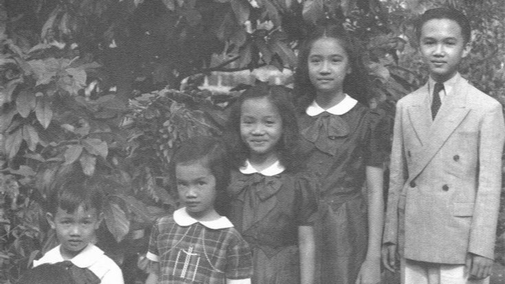 angkangpilipino's tweet image. The Cojuangco Siblings -- (L-R) Pacita, Jose Jr., Corazon, Josephine, Teresita and Pedro, 1930s #kasaysayan #kamaganak ow.ly/LQ6150AUeLi