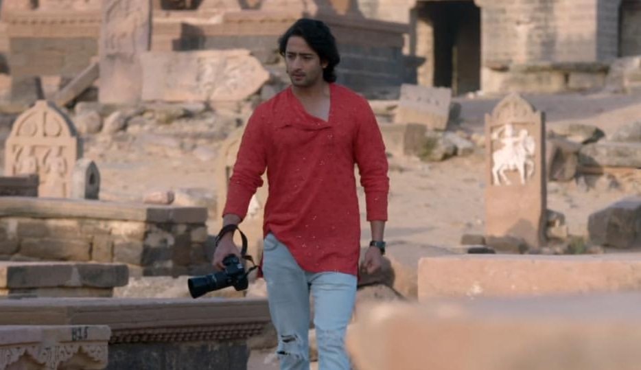 he grown up with the emptyness inside him a feeling called Hollow, which made him Banjara..A person who is out on road to find his home his solace..he was always like that +  #YehRishteyHainPyaarKe  #ShaheerSheikh  #Abir  #ShaheerAsAbir