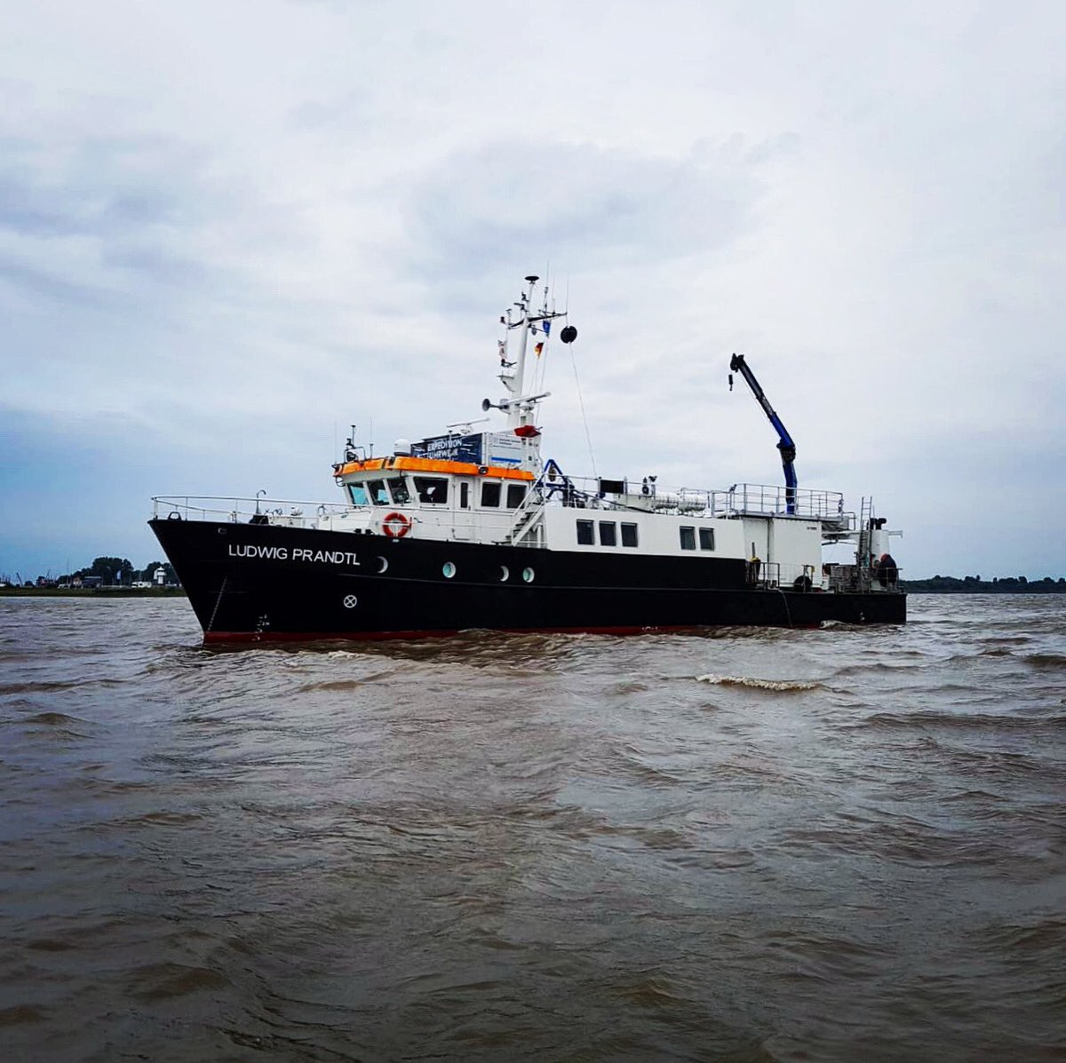 HelmholtzMoses's tweet photo. ⚓️ #ELBE_2020: Die LUDWIG PRANDTL des @HZG_de war gerade für 14 Stunden auf Ankerstation bei #Glückstadt. Währenddessen wurden stündlich Proben genommen. Nachher geht es wieder Richtung Cuxhaven 🛳 #MOSESresearch https://t.co/AJUJ8mEMAq