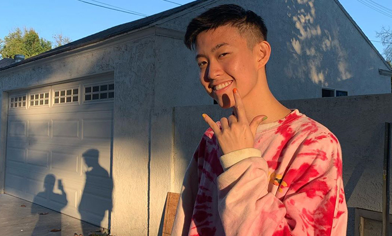 Fleek_Mag's tweet photo. Del viral #DatStick a un EP como ‘1999’. Pocos artistas han dado un giro tan brutal en tan poco tiempo para confirmarse como uno de los más genuinamente versátiles del género.

Te contamos todos los detalles alrededor del nuevo trabajo de @richbrian en https://t.co/VlI3LIXDrG https://t.co/n0VWC4kUEM