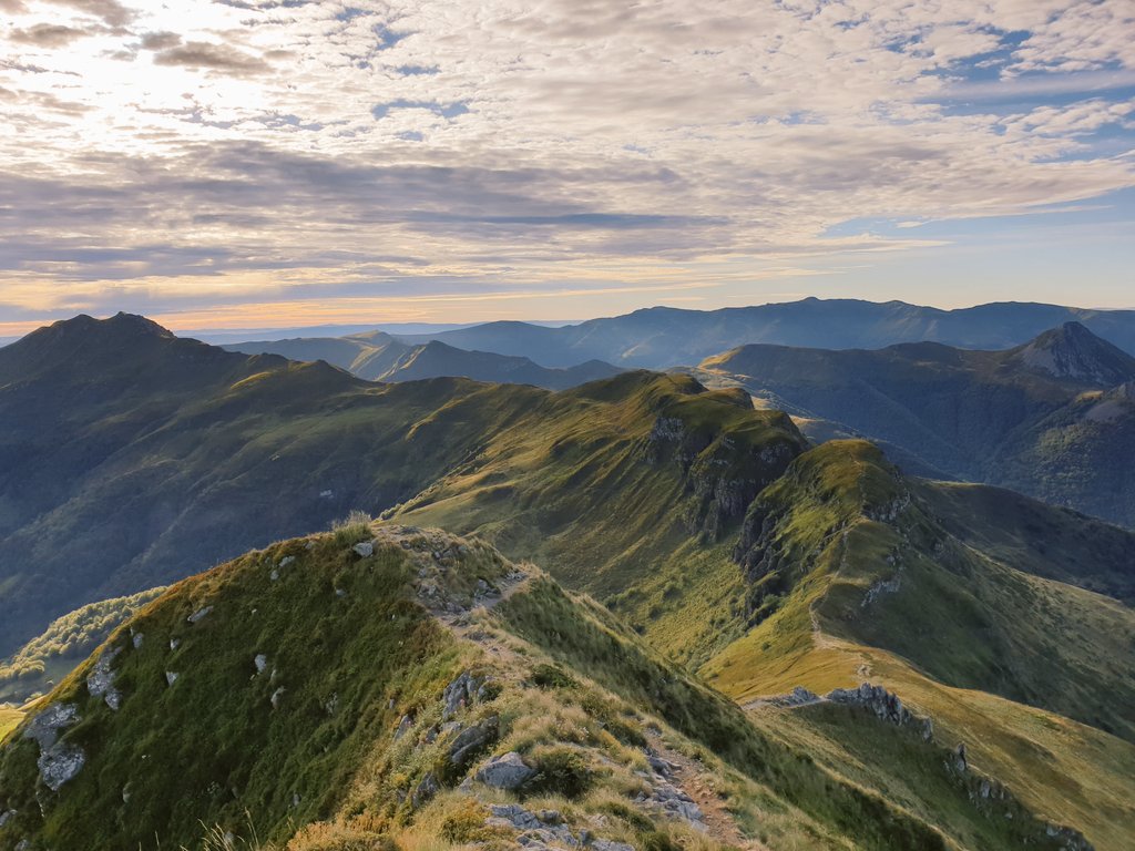 Seeryos's tweet photo. Ça fait partir très tôt mais ça vaut clairement le détour ! #auvergne #cantal https://t.co/8TNScLVjBR
