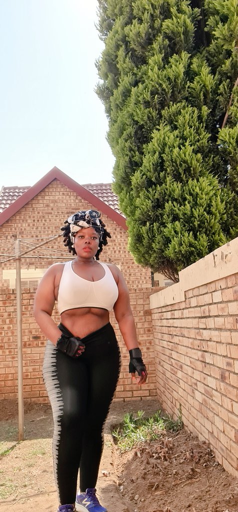 Working on these ABS #ChubbyGirlsWithAbs #FetchYourBody2020 #day153oflockdown #homeworkout #WednesdayWisdom #ASlowChubbyRunner #ChuuuMaRadebe #CONSISTENCY #DoingTheMost nje just. Let me tell you, ABS can grow on a pot belly 😋
