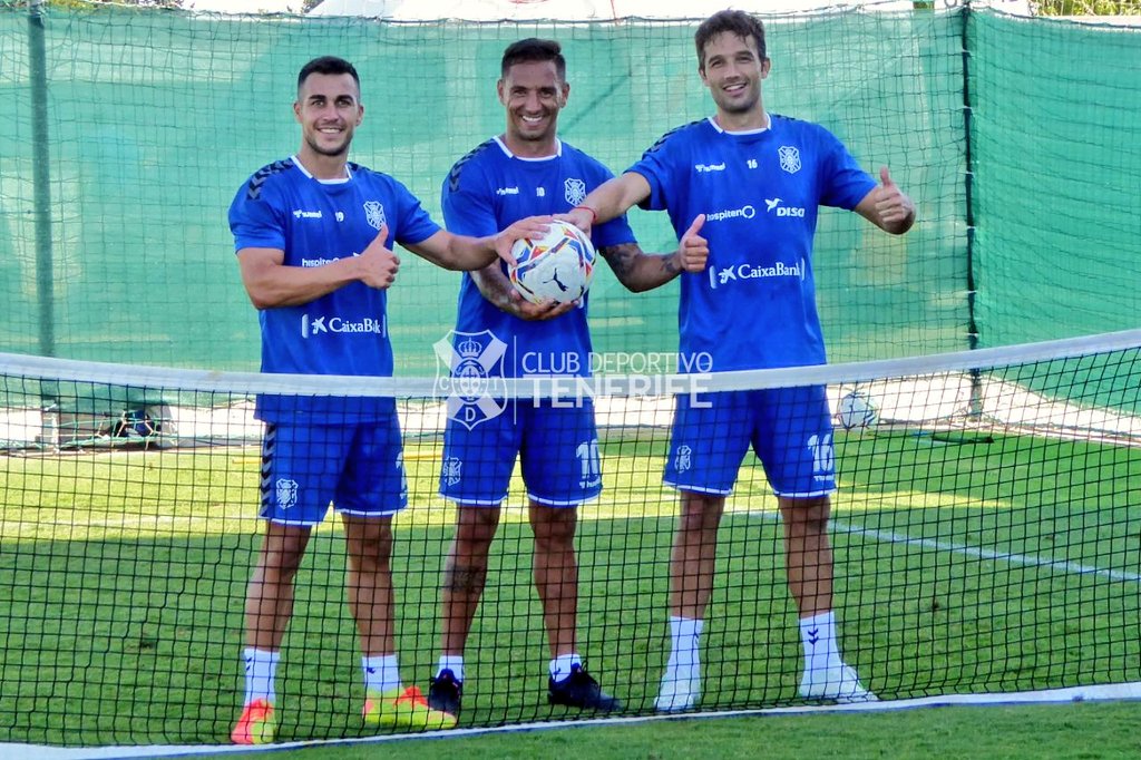CDTOficial's tweet photo. Posteriormente, los nuestros disfrutaron sobre el césped de una competida sesión de #fútboltenis⚽️🎾🎾.

¡Y con 📷 final del trío ganador 🏆!

#PretemporadaCDT #SiempreCDT https://t.co/ax4emZ2kT6