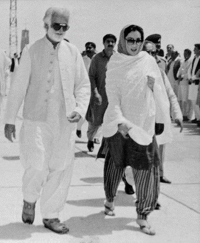 atifthepoet's tweet photo. یہ اکبر بگٹی ہیں۔ جو پاکستان کے قیام سے ریاست پاکستان کے ساتھ تھے، جو ملک کے وزیر دفاع رہے، صوبائی گورنر اور وزیراعلیٰ رہے اور آخر میں انہیں “غدار” کہلوا کر قتل اس نے کروایا، جو خود بعد میں پاکستانی کی اعلیٰ ترین عدالت کی جانب سے “سنگین غداری” کا مجرم قرار پایا۔
#AkbarBugti https://t.co/8ZAXUPO1gL