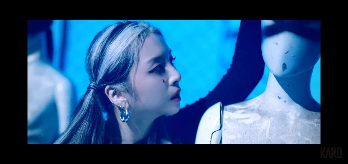 jinnikard's tweet photo. Words are too powerful to be treated too lightly. People hide behind anonymity (1), keyboards are their weapons (2) and words they write sharp enough to hurt (3), leaving everything in ruins (4), when it's too late to fix the damage
#KARD_GUNSHOT https://t.co/OcN9s7TPQv