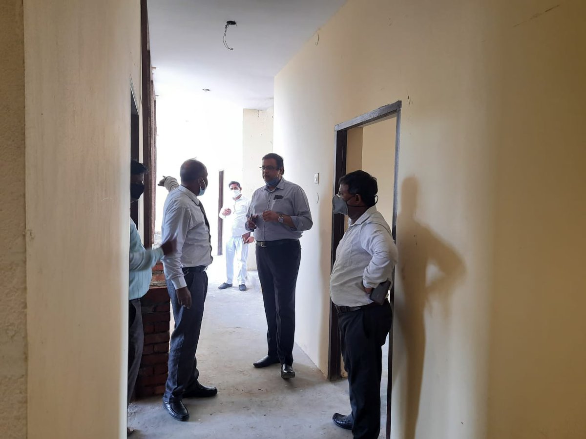 CityMagistrate1's tweet photo. जिलाधिकारी महोदया के निर्देश के क्रम में कोविड मरीजों हेतु जिले में प्रस्तावित लगभग 200 बेड की  अतिरिक्त L1 फैसिलिटी की तैयारियों का सचिव, मुजफ्फरनगर विकास प्राधिकरण  महोदय के साथ निरीक्षण किया गया https://t.co/K4IwmCu0ib