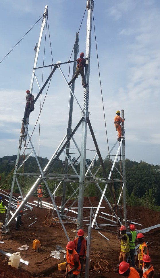 Tresinfra's tweet photo. Fast forward, and here we erect it up in the sky. Exclusively conforming to @RURA_RWANDA's guidelines for siting and sharing of telecommunication base station infrastructure
#Sitebuild #Quality #Safety https://t.co/xqX6wbLIsx