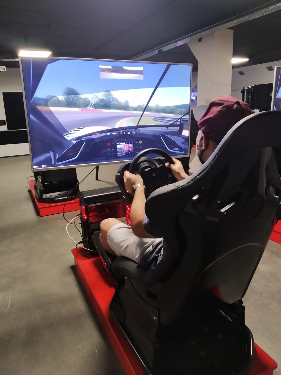 Virtual_Sracing's tweet photo. Nuestro diseñador en Andorra se lo pasó muy bien, habia que bajarlo de los cockpits con espatula de lo pegado que estaba al backet 😁
#Simracing #cockpit #diseñador #backet https://t.co/oxQFrLImQj