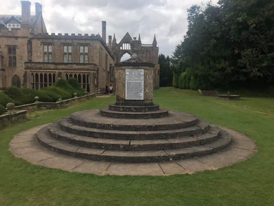 It's  #InternationalDogDay, so of course we must celebrate Lord Byron's best friend Boatswain, safely interred at  @Newstead_Abbey .  #VeryGoodBoy https://artuk.org/discover/artworks/lord-byrons-dog-boatswain-18031808-the-newfoundland-47822
